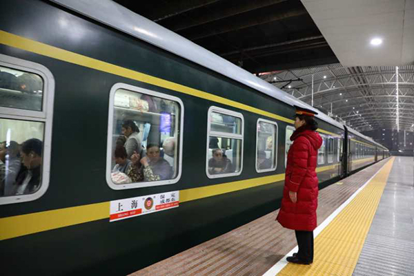 铁路上海站首趟春运临客准点始发,上千人踏上回家路