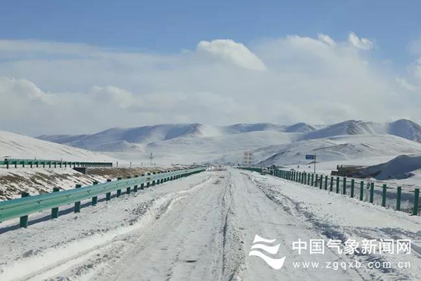 图为通往玉树州的高速公路上厚厚的积雪。才仁旦周 拍摄