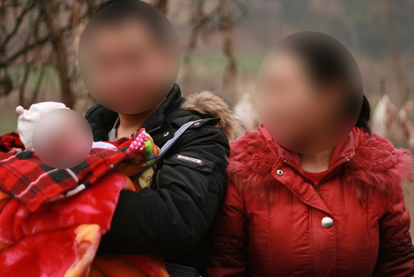 王凌云抱着刚出生的小女儿,身边是他的妻子。受访者供图