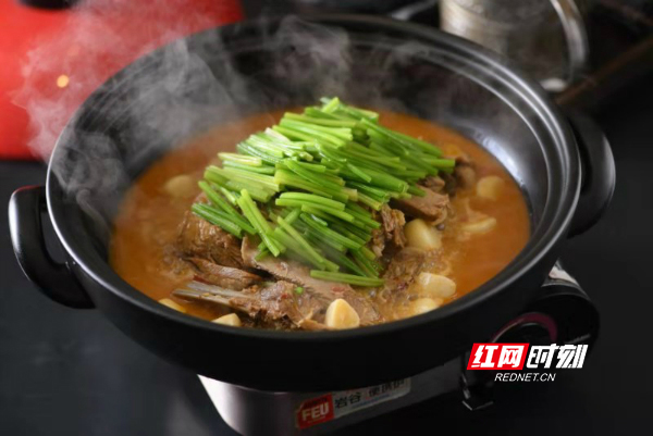 如今冰火楼推出的宁夏滩羊菜肴,食材由牧民当天直接在牧场里宰杀,从原产地直发到店,大大缩短了新鲜食材从牧场到消费者餐桌的距离 受访者供图
