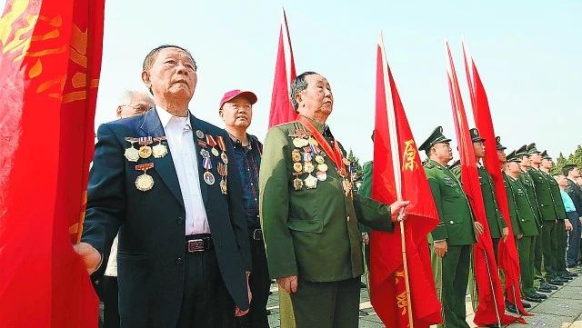 把太阳丢进一个超级大水缸里，能熄灭太阳吗？...