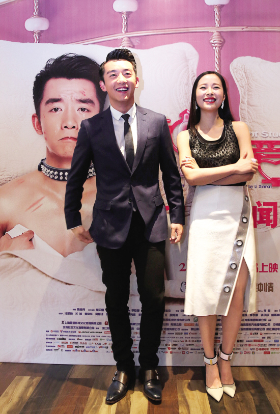 电影《有种你爱我》在全国上映的当日来到广州继续造势,主演郑恺和