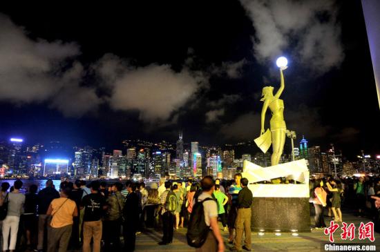 资料图：香港维多利亚港夜景。王东明 摄