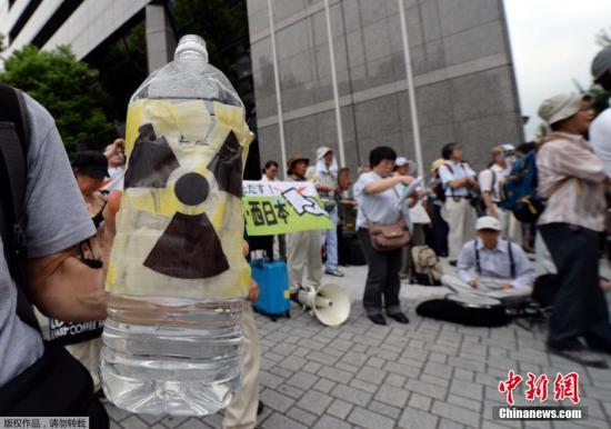 当地时间2014年8月8日，日本福岛，民众示威游行抗议东京电力公司将污水排到大海。