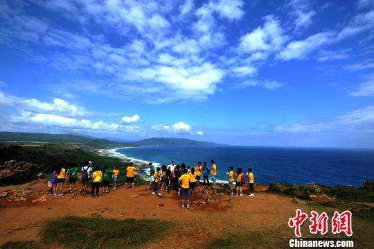 資料圖:臺灣屏東縣旅遊勝地墾丁海天一色的美景,吸引大批遊客前來遊覽。<a target='_blank' href='http://www.chinanews.com/'>中新社</a>發 王東明 攝