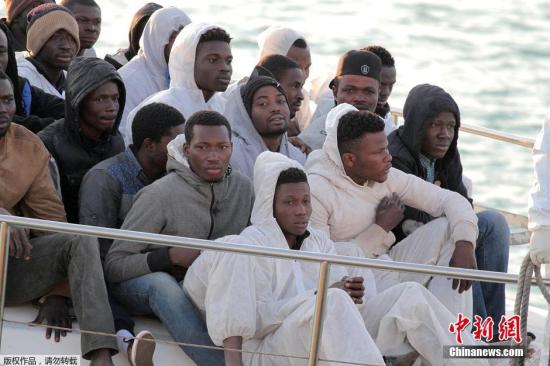 资料图：前往意大利的移民船。