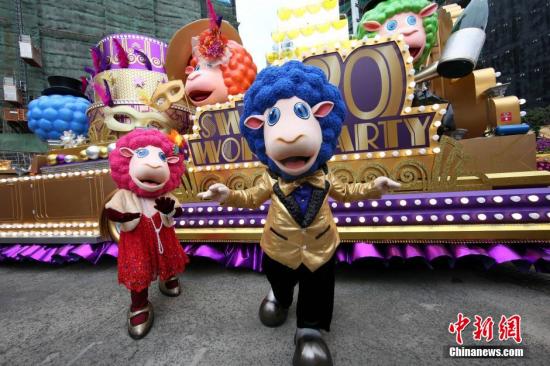 2月17日,参与演出的香港优质旅游服务协会的花车和吉祥物。香港旅游发展局主办的“国泰航空新春国际汇演之夜”今年踏入第二十届。34支来自世界各地的花车及表演队伍将在初一晚上,为香港市民和游客呈上精湛表演。<a target=\'_blank\' href=\'http://www.chinanews.com/\'>中新社</a>发 洪少葵 摄