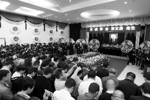 苏文茂追悼会现场,侯耀华发言。苏文茂先生的孙辈捧着遗像入场。苏文茂