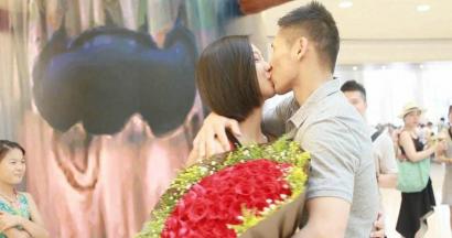 体操冠军张成龙求婚成功 包下商场显示屏我爱