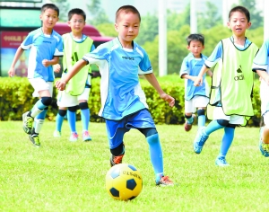 幼儿足球培训班郑州受欢迎_抓站