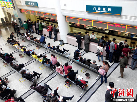 市民在医院等候领取药品(资料图)。<a target=\'_blank\' href=\'http://www.chinanews.com/\'>中新社</a>发 张斌 摄