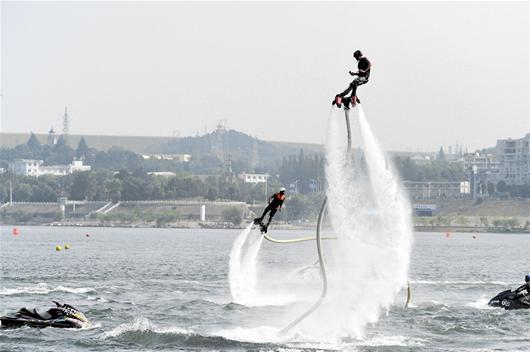 图文:水上飞人