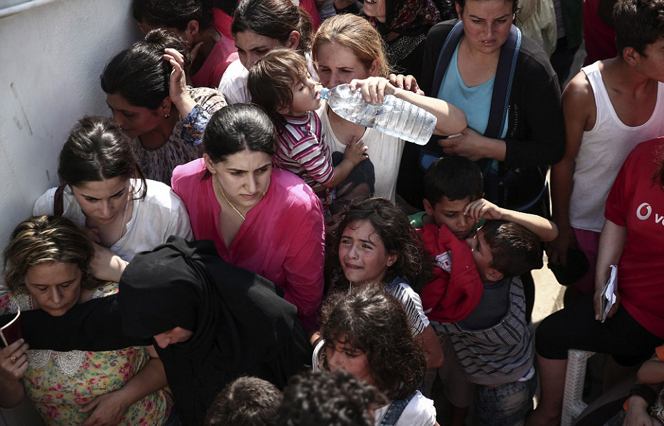 希腊警方为非法移民 搬家 朝人群喷洒 灭火剂 防