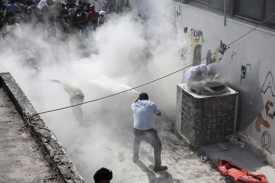 希腊警方为非法移民 搬家 朝人群喷洒 灭火剂 防