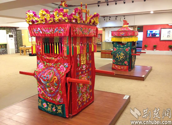 汉绣传承人任炜:手工结合机绣降成本 针对年轻