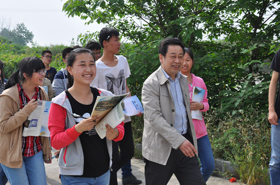 8天前还捂着胸口上课 黄冈中学老师周益新突发