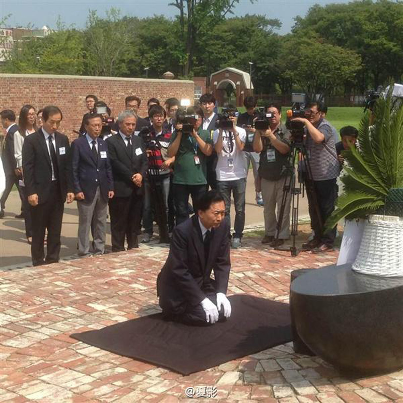 日本前首相鸠山由纪夫向韩国抗日烈士墓下跪(