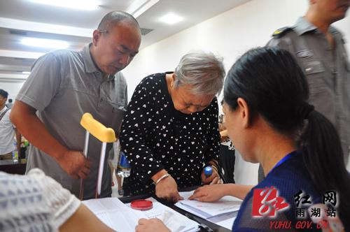湘潭雨湖区湘锰棚改首批安置房进行分房选房抽