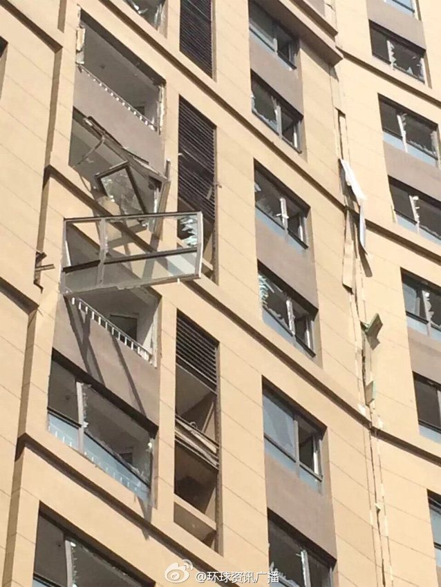 实拍滨海新区爆炸区域附近小区 严重受损支离