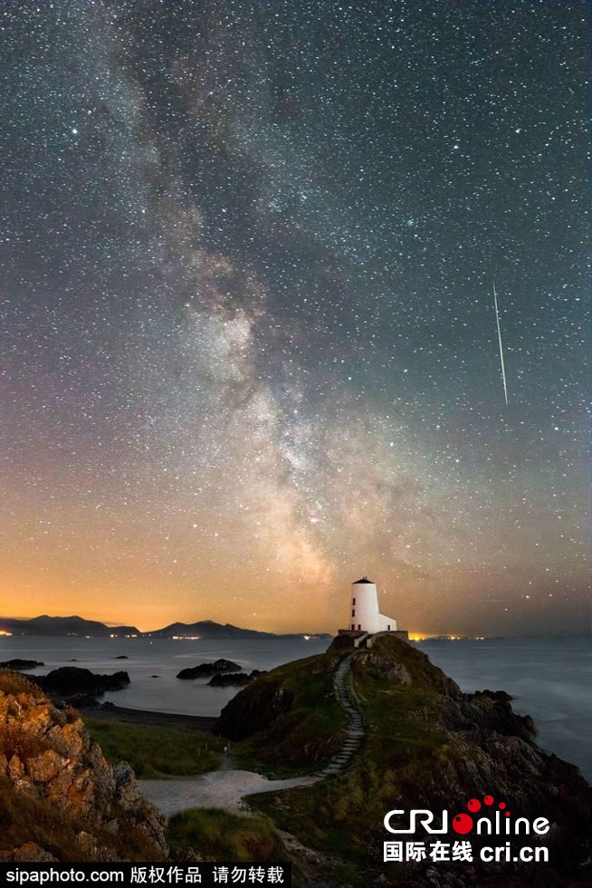英国观看英仙座流星雨 夜空繁星美到窒息(组图