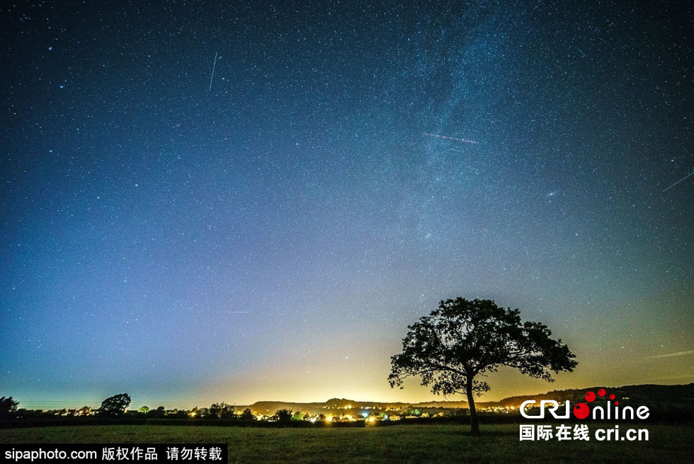 英国观看英仙座流星雨 夜空繁星美到窒息(组图