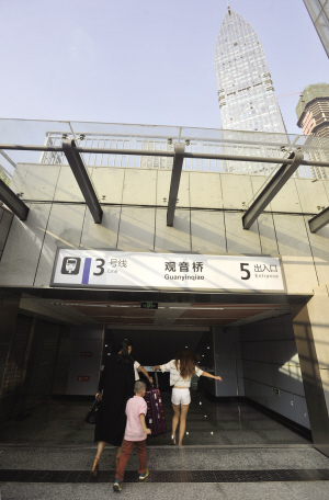 3号线观音桥新站厅第一天,分流明显