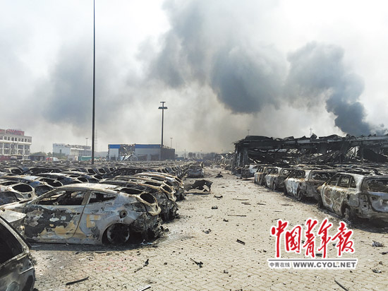 事故现场附近的一个汽车仓储场里，1000辆左右的汽车被烧毁。本报记者 李超/摄