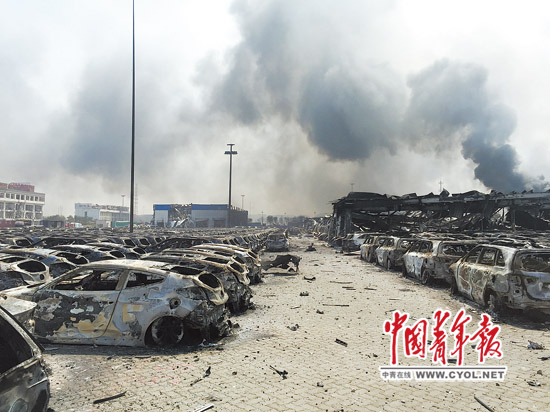 事故現(xiàn)場附近的一個汽車倉儲場里，1000輛左右的汽車被燒毀。本報記者 李超/攝