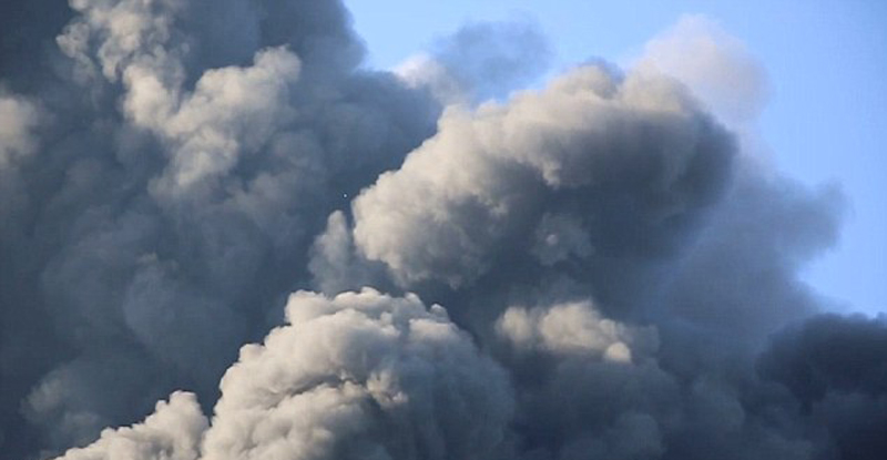 俄水下石油管道断裂起火爆炸 浓烟笼罩莫斯科