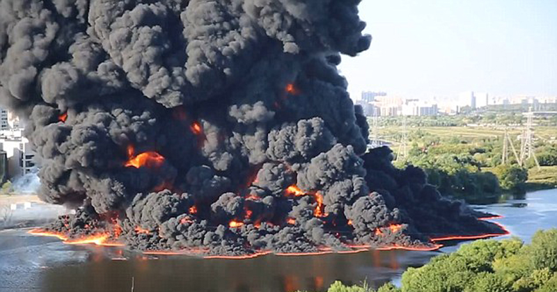 俄水下石油管道断裂起火爆炸 浓烟笼罩莫斯科