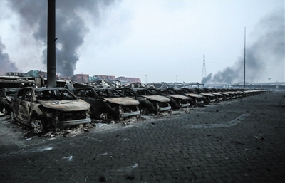 8月13日凌晨，天津滨海新区，爆炸起火点北面停车场的数千辆汽车被燃烧殆尽。新京报记者 彭子洋 摄