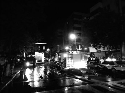 长白街一龙虾店突发大火 消防员救出11名被困