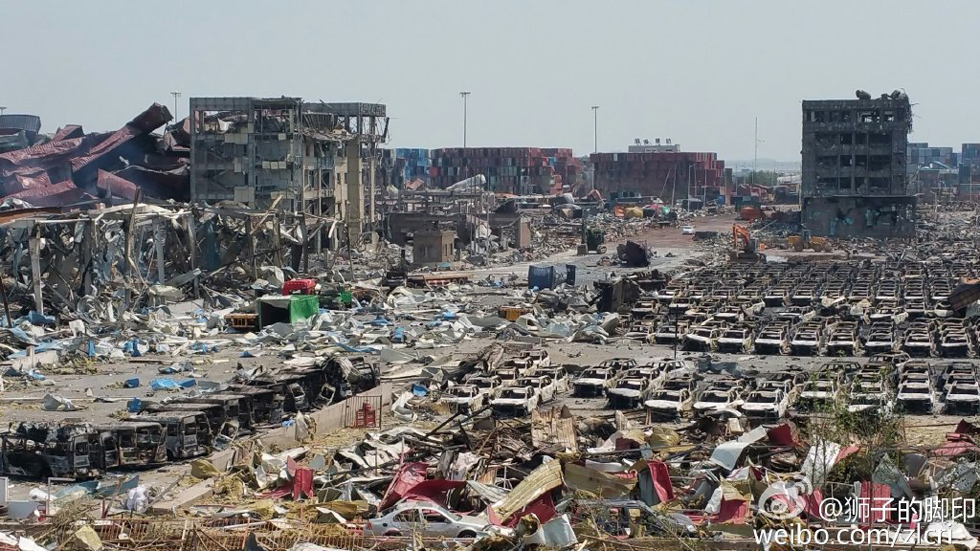 李克强向天津港爆炸事故遇难英烈鞠躬致敬|爆