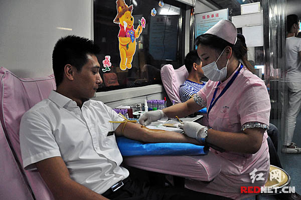 缓解夏季用血紧张 两爱心企业员工长沙献血5万