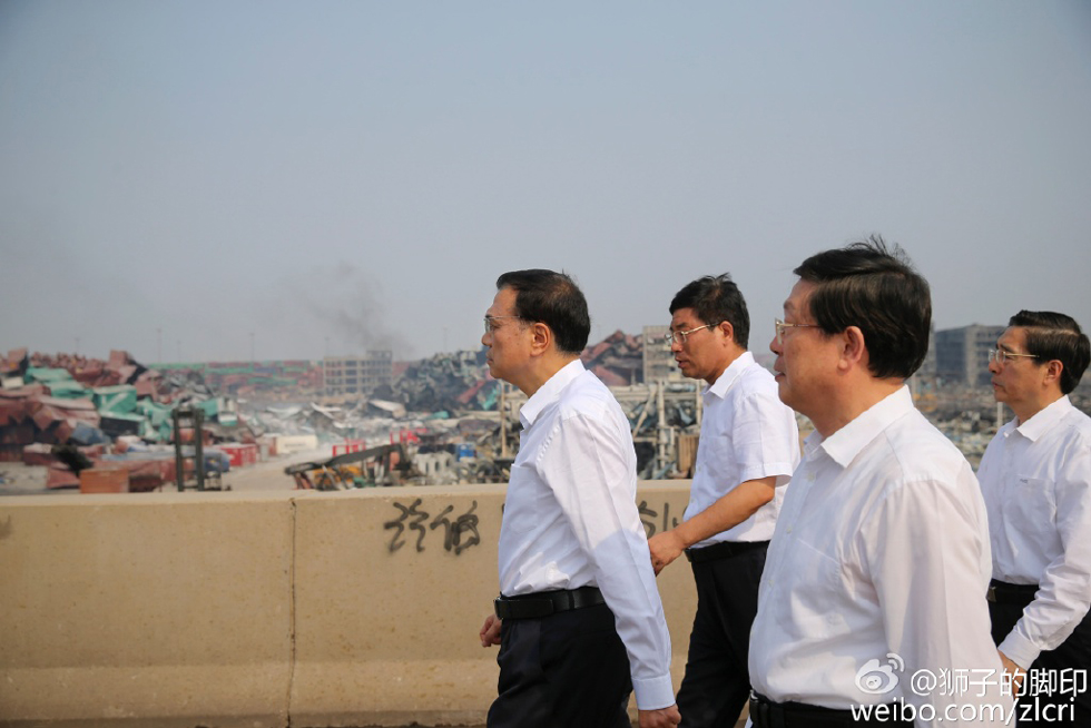  李克强 向 天津 港 爆炸 事故遇难英烈鞠躬致敬|爆