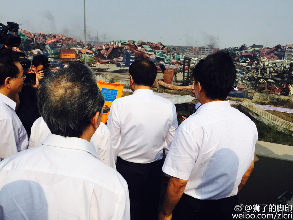  李克强 向 天津 港 爆炸 事故遇难英烈鞠躬致敬|爆