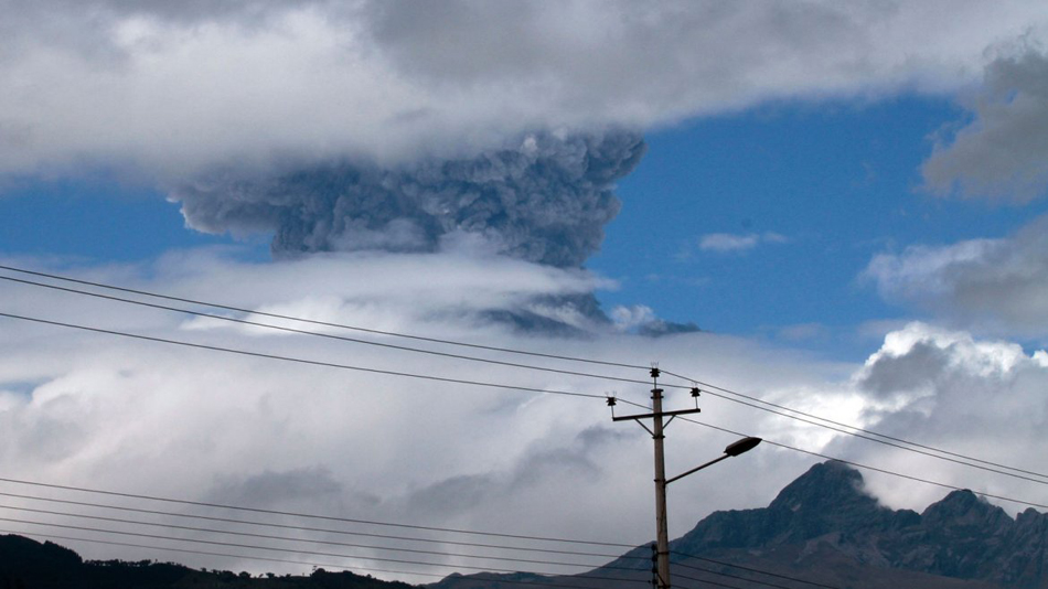 厄瓜多尔科托帕希火山喷发 火山灰冲上8千米高空(组图)