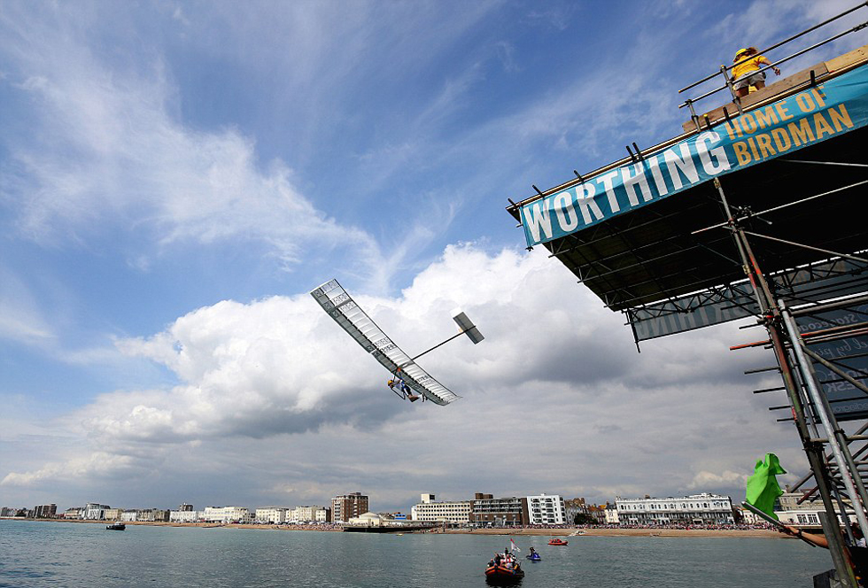 英国上演 鸟人 飞行大赛 选手奇装异服吸睛(高