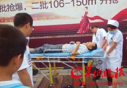 东莞小巴公交街头玩起头文字D 巴士轿车叠罗汉