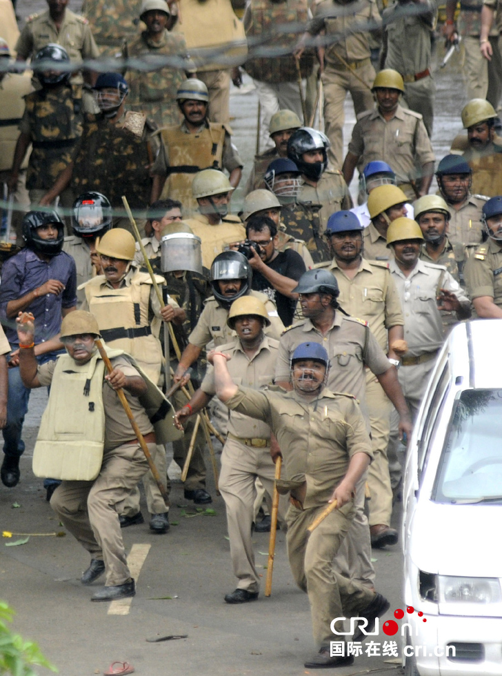 印度国会工作人员抗议北方邦政府与警察激烈冲突(高清组图)|工作人员|印度|国会_新浪新闻