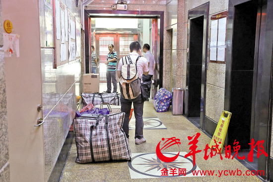 塌陷事故后 租户不放心房屋安全陆续搬走|事故