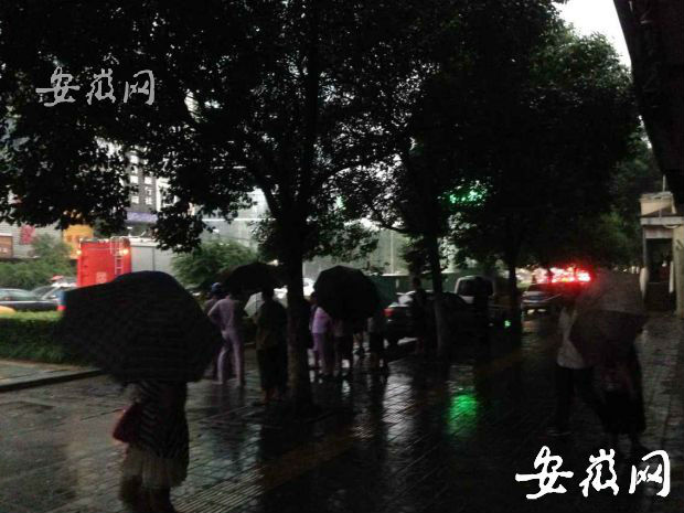 合肥梅山路一电表箱冒黑烟 附近住户断电(图)|