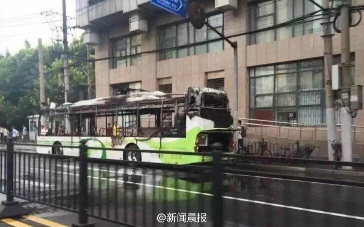上海一公交电车自燃 火势凶猛仅剩框架(组图)|