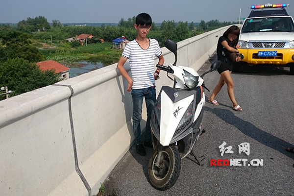 男子骑摩托载女友上高速遇民警掉头逃跑|民警|男子|摩托车_新浪新闻