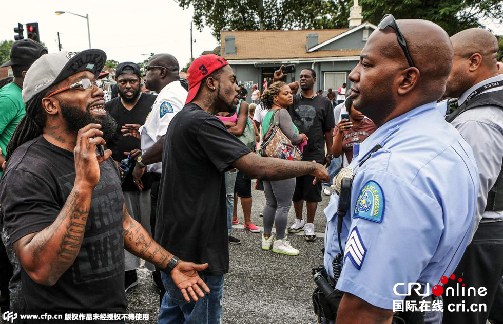 美国密苏里州警察射杀涉毒黑人嫌犯引发抗议(