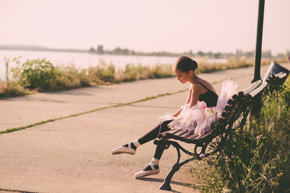 小芭蕾舞娘街头一展优美舞姿 如精灵坠入凡间