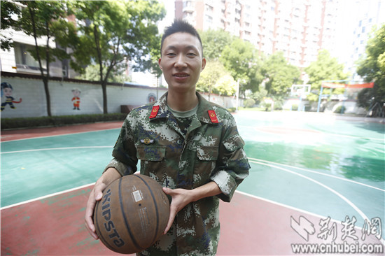 武汉90后消防员:老百姓需要我们 无条件冲上去