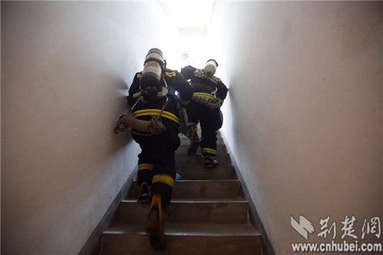 武汉90后消防员:老百姓需要我们 无条件冲上去