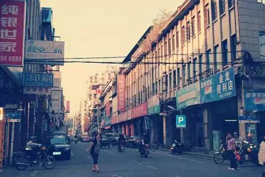 与热闹喧嚣的南门街仅几步之遥,这里的静谧安详却让人感觉恍似隔了半