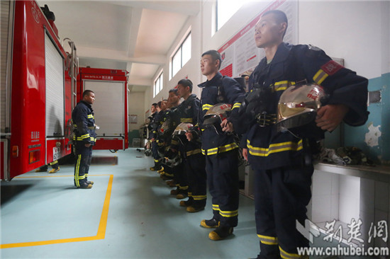 武汉90后消防员:老百姓需要我们 无条件冲上去